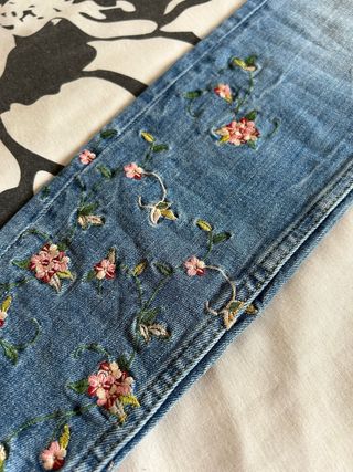 Pantalon vaquero con flores bordadas de Zara