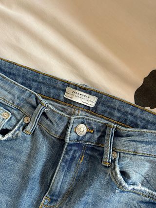 Pantalon vaquero con flores bordadas de Zara