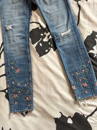 Pantalon vaquero con flores bordadas de Zara