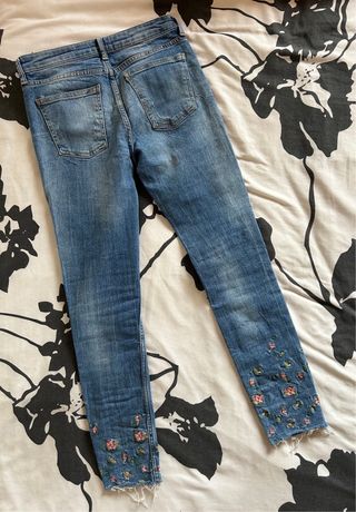 Pantalon vaquero con flores bordadas de Zara