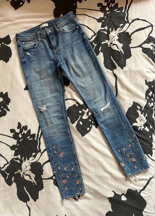 Pantalon vaquero con flores bordadas de Zara