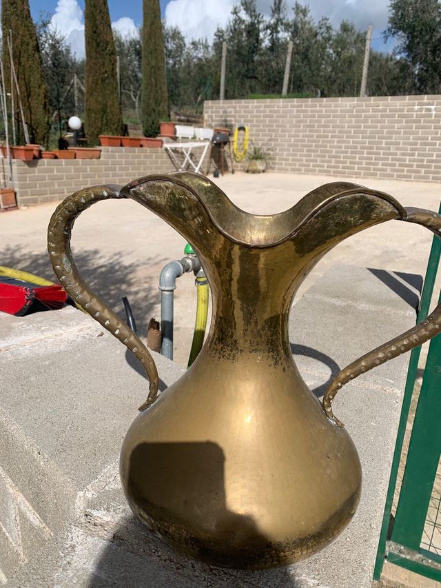 Anfora antica di ottone grande