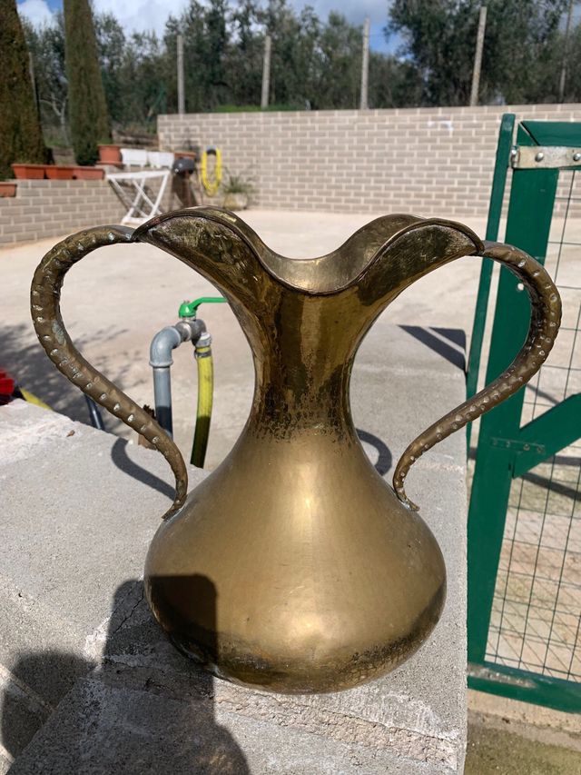 Anfora antica di ottone grande