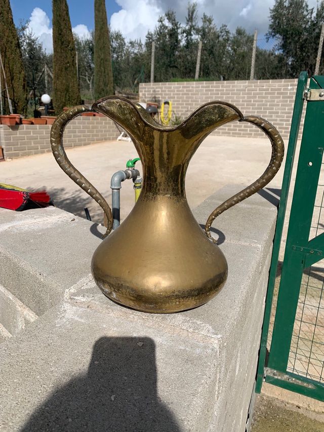 Anfora antica di ottone grande