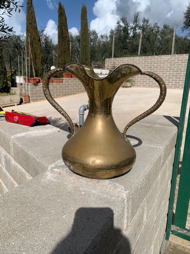 Anfora antica di ottone grande