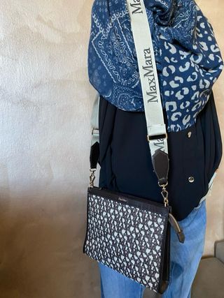 Borsa rafia  con rifiniture in pelle con tracolla 
