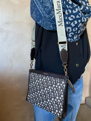 Borsa rafia  con rifiniture in pelle con tracolla 
