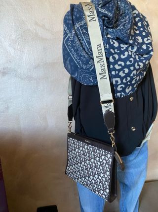 Borsa rafia  con rifiniture in pelle con tracolla 