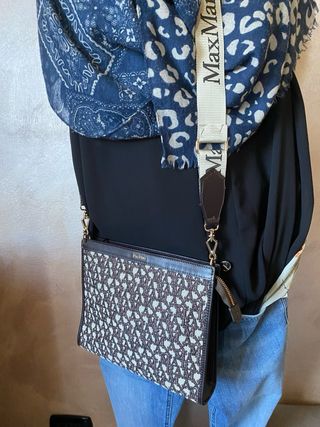 Borsa rafia  con rifiniture in pelle con tracolla 