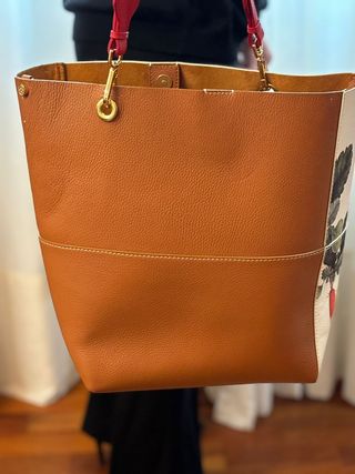 Bolso color cuero y floral 