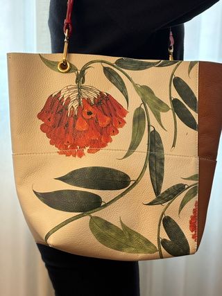 Bolso color cuero y floral 