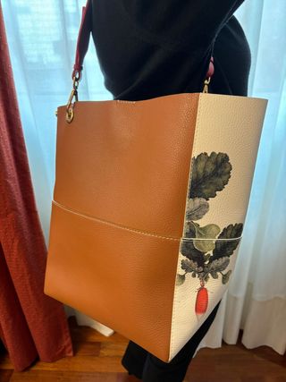 Bolso color cuero y floral 