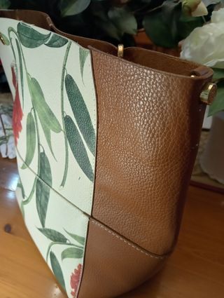 Bolso color cuero y floral 