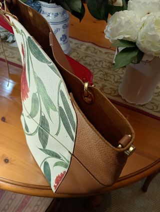 Bolso color cuero y floral 