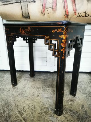 Mesa auxiliar oriental. Antigua
