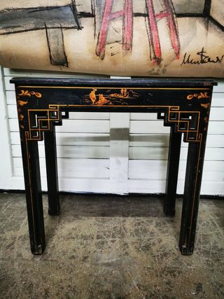 Mesa auxiliar oriental. Antigua