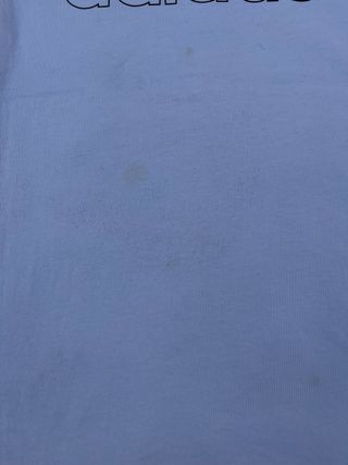 Camiseta Adidas blanca minimalista