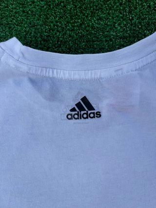 Camiseta Adidas blanca minimalista
