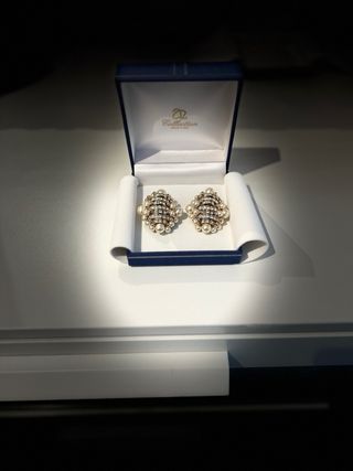 Pendientes perlas y dorado. Cierre omega. 