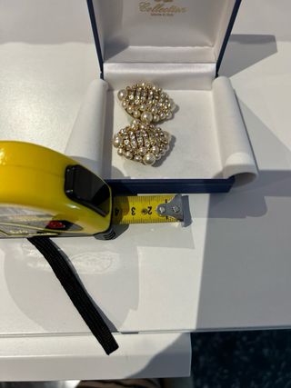 Pendientes perlas y dorado. Cierre omega. 