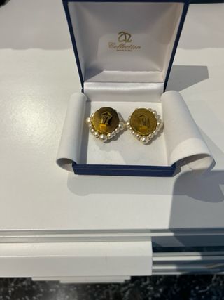 Pendientes perlas y dorado. Cierre omega. 