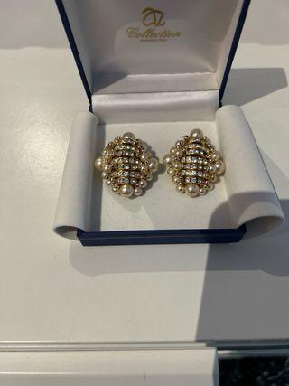 Pendientes perlas y dorado. Cierre omega. 