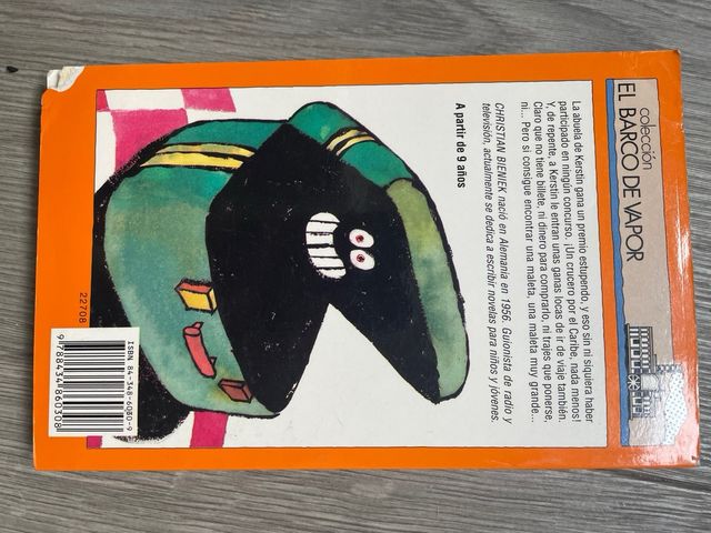 Un polizón en la maleta. Barco de vapor naranja.