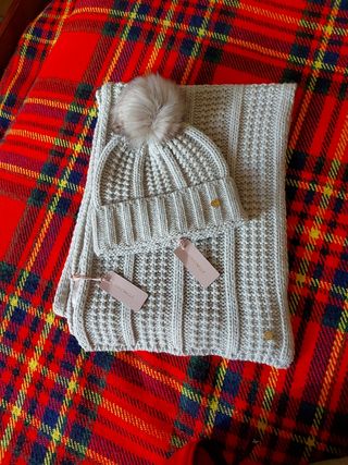Sciarpa e cappellino di lana da donna. 