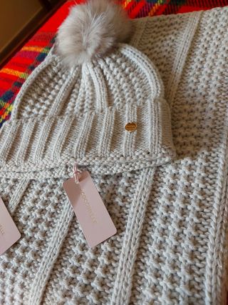 Sciarpa e cappellino di lana da donna. 