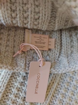 Sciarpa e cappellino di lana da donna. 