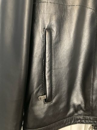 Cazadora de piel negra