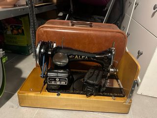 Maquina de coser antigua Alfa