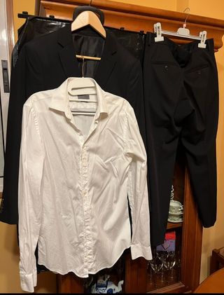 Traje negro chico y camisa blanca ( 1 solo uso)