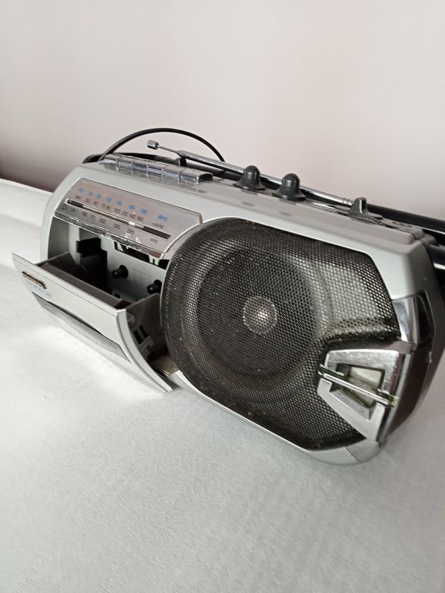Radio cassette funcionando antiguo