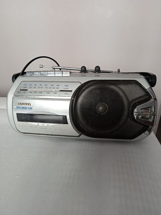 Radio cassette funcionando antiguo