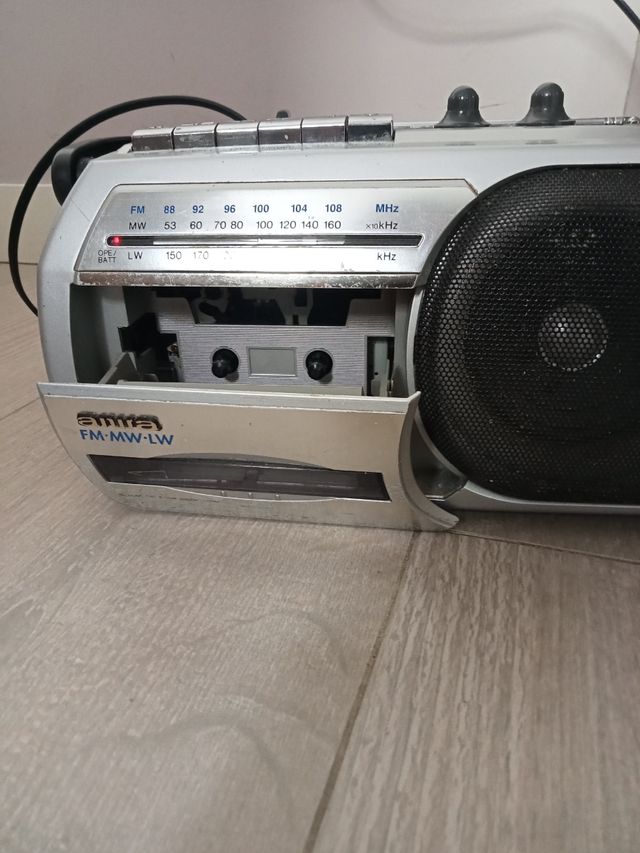 Radio cassette funcionando antiguo