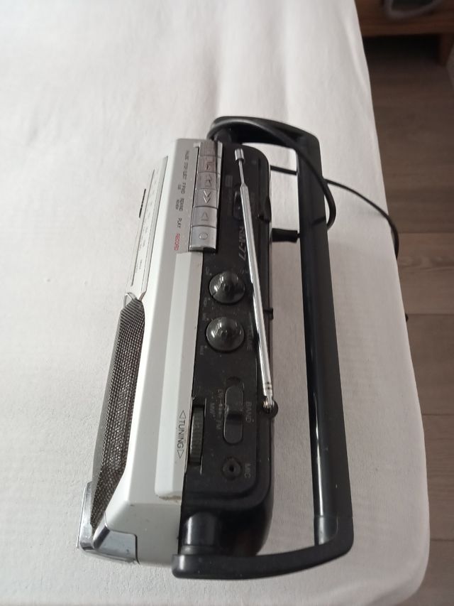 Radio cassette funcionando antiguo