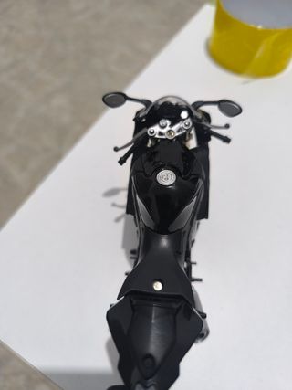 BMW S1000RR 2012 a escala 1/12