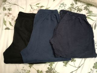 Un chándal y dos pantalones de chandal para niñ@.