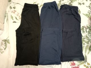 Un chándal y dos pantalones de chandal para niñ@.