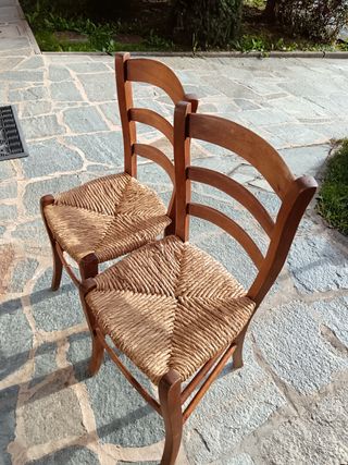 Coppia di sedie in legno