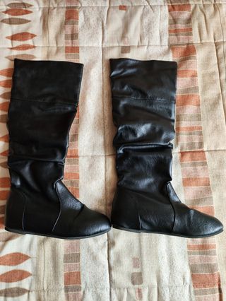 Botas altas negras y planas de mujer