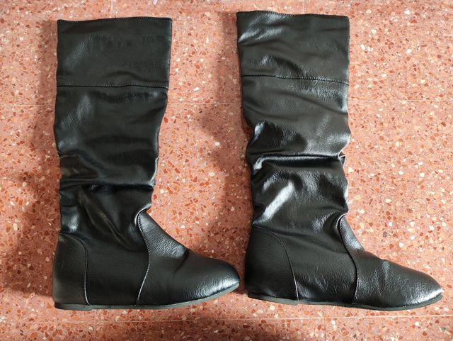 Botas altas negras y planas de mujer