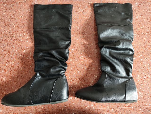 Botas altas negras y planas de mujer