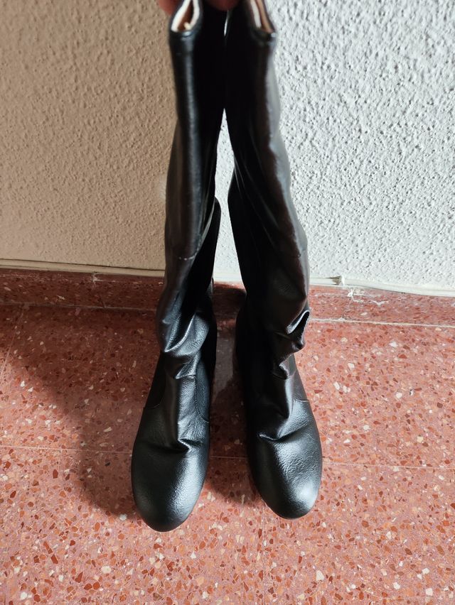 Botas altas negras y planas de mujer