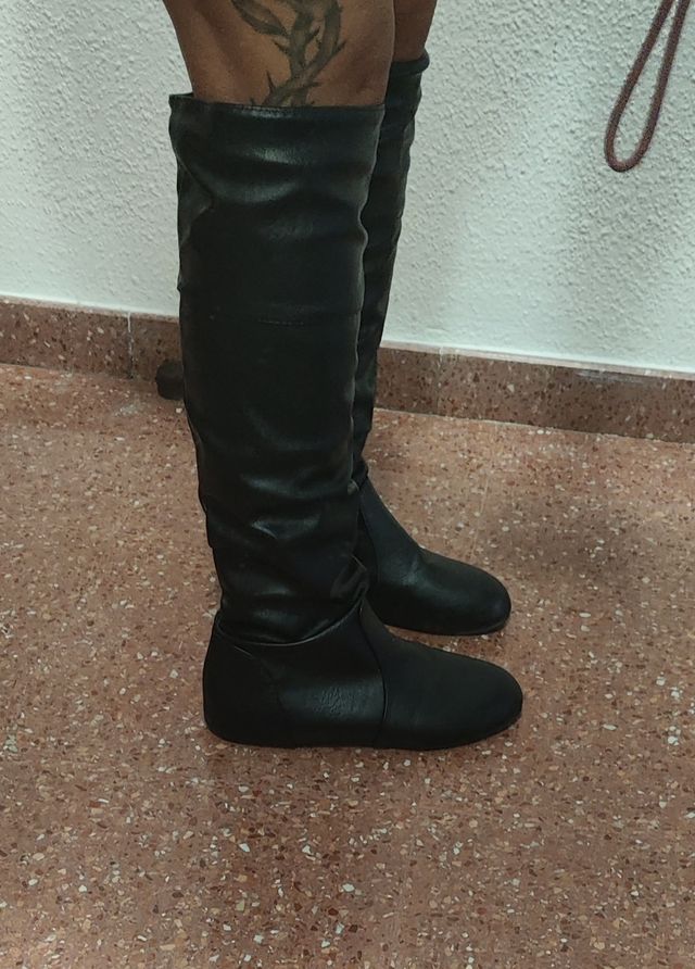 Botas altas negras y planas de mujer