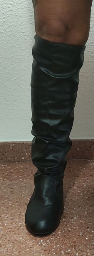 Botas altas negras y planas de mujer