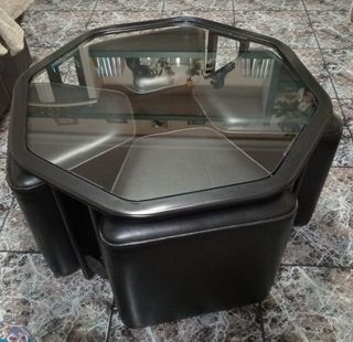 Mesa con taburetes 