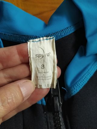 Dos neoprenos finos clases natación talla 4 y 8.
