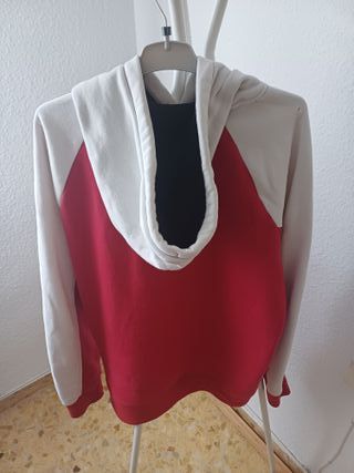 Sudadera con capucha roja y blanca Hollister